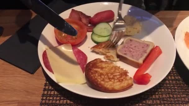 Джентльмен Наслаждающийся Завтраком Шведский Стол Рованиеми Финляндия — стоковое видео