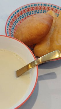 Kızarmış çörek, çıtır çıtır ve altın rengi, sıcak soya sütünün sıcaklığını mükemmel tamamlıyor.. 