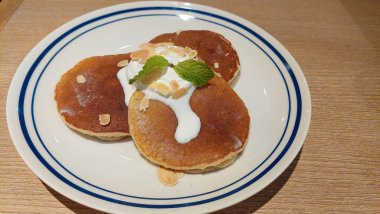Taze bal ile servis edilen ev yapımı tereyağlı krep..