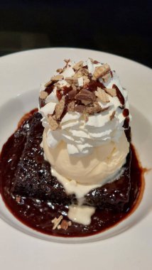 Ev yapımı çikolatalı kek ve kremalı vanilyalı dondurma..