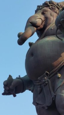 Elinde muz tutan Ganesha heykeli, besin ve besinleri simgeliyor, Tayland.