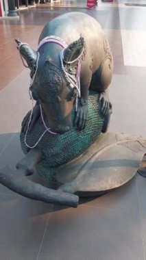 Fare heykeli ya da Mushika Vahana, Hindu mitolojisinde bilgelik ve tevazunun sembolüdür..