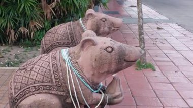 Fare heykeli ya da Mushika Vahana, Hindu mitolojisinde bilgelik ve tevazunun sembolüdür..