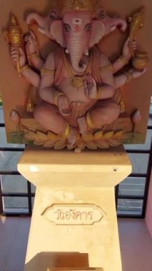 Ganesha Tapanlar Heykeli Salı günü doğdu. Tercümesi: Salı.