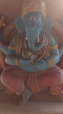 Ganesha 'nın Dindar Heykeli Cumartesi Doğdu.