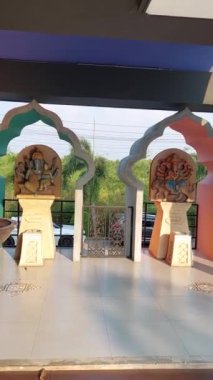 Çarşamba gecesi ve perşembe günü doğanlar için Ganesha Heykeli. Çevirisi: 1. Çarşamba gecesi 2. Perşembe.