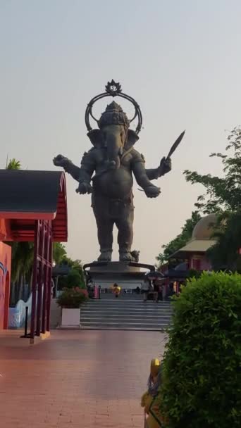 Άγαλμα Ganesha Στην Καρδιά Της Επαρχίας Chachoengsao Της Ταϊλάνδης Συμβολίζει — Αρχείο Βίντεο