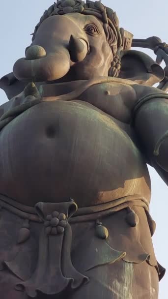 Die Ganesha Statue Mit Einer Jackfrucht Und Zuckerrohr Thailand — Stockvideo