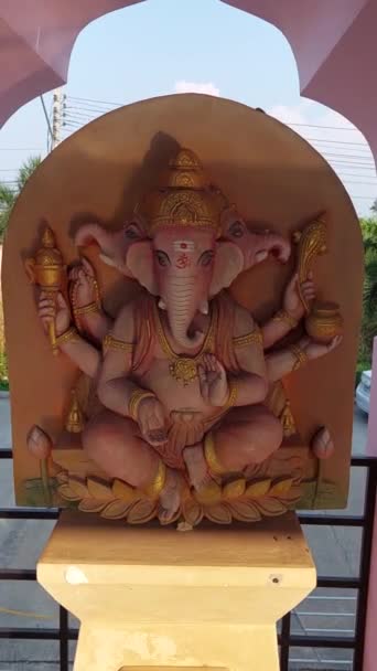 Άγαλμα Ganesha Για Προσκυνητές Γεννήθηκε Την Τρίτη — Αρχείο Βίντεο