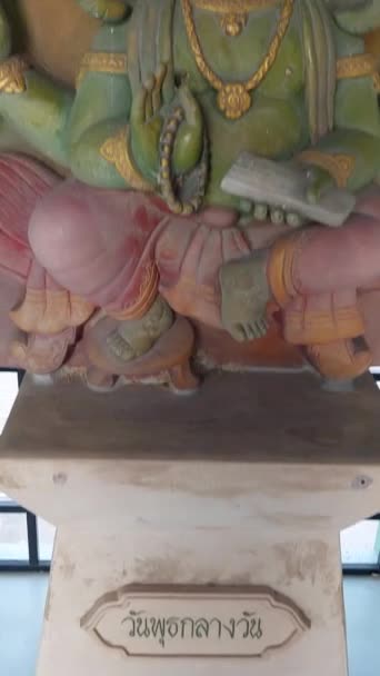 Ganesha Statue Für Anhänger Die Mittwoch Nachmittag Geboren Wurden Übersetzung — Stockvideo