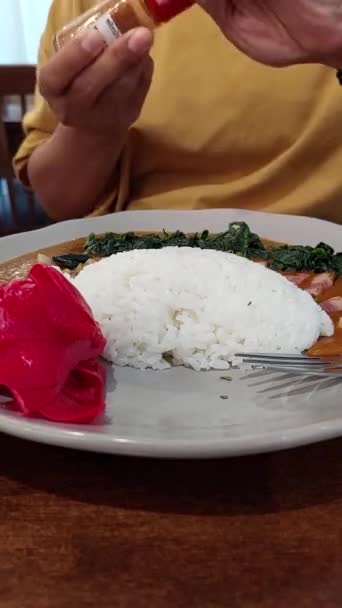 Una Donna Diverte Mangiare Spinaci Affumicati Bacon Curry Giapponese — Video Stock