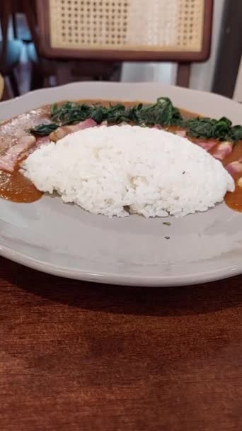 Rijst Met Gerookte Spek Spinazie Japanse Curry — Stockvideo