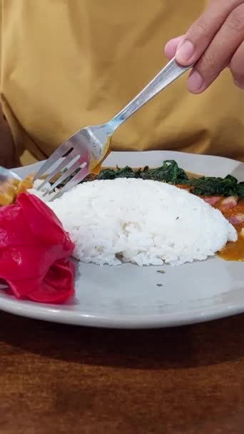Una Mujer Disfruta Comiendo Tocino Ahumado Espinacas Curry Japonés — Vídeos de Stock