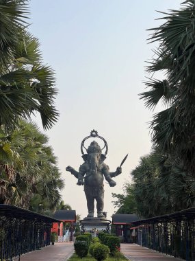 Muazzam Lord Ganesha, Tayland 'daki Palmiye ağaçlarının arasında yükseldi..