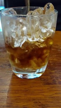 Bangkok 'ta bir restoranda buzun üzerine kola dökmek..