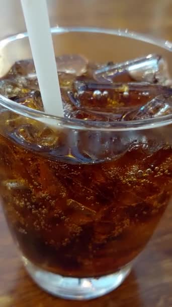 Cola Über Eis Serviert Restaurant Bangkok — Stockvideo