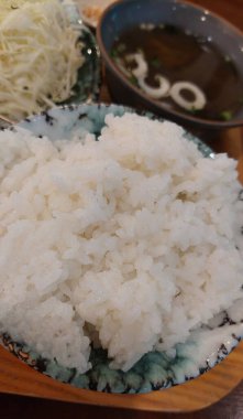 Japon Pork Katsu, kızarmış domuz pirzolası ve ekmeği olan popüler bir yemektir. Genellikle doğranmış lahana ve pirinçle servis edilir..