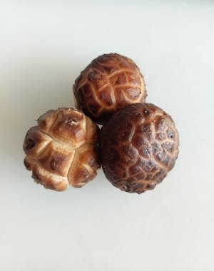 Ev Yemeği İçin Taze Shitake Mantarları Hazırlanıyor.