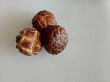 Ev Yemeği İçin Taze Shitake Mantarları Hazırlanıyor.