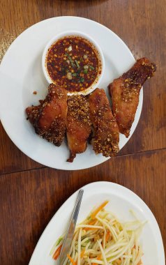 Kızarmış Kızarmış Tavuklu Pirinç ve Papaya Salatası, Bangkok Restoranı.