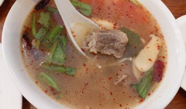 Pork Yedek Pirzola Sıcak ve Baharatlı Çorba, Bangkok Restoranı.