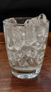 Bangkok 'ta, Ahşap Masada İçme Bardağında Buz Küpü.