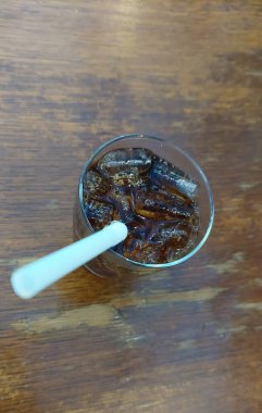 Soğuk Kola Bangkok 'ta, Ahşap Masa' da, Restoranda Buzun Üzerinde Hizmet Verdi.