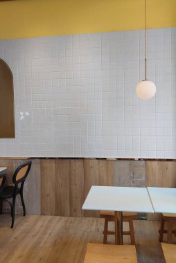 Bangkok 'taki Kafenin Duvarlarını Adorning Beyaz Seramik Döşemeler.