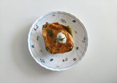 Muz yapraklarına sarılmış balık buğulama, Tayland tarifi.