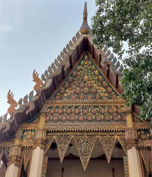 Wat Khanika Phon 'un Sanatçı ve Mimarı, Tayland Bangkok' taki Budist Tapınağı.