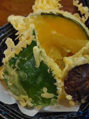 Sebzeli soğuk soba eriştesi ve buğulanmış yumurta..