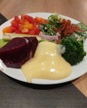 Bangkok, Tayland 'da büfede sebze tabağı ve salata sosu..