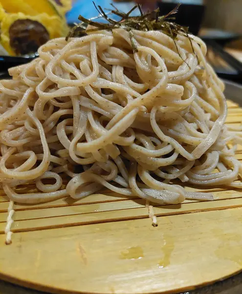 Sebzeli soğuk soba eriştesi ve buğulanmış yumurta..