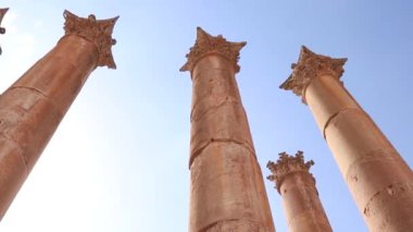Ürdün 'ün antik kenti Jerash' taki Magestik Sütunlar.