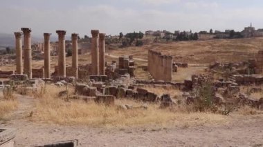 Jerash, Ürdün 'deki modern bir şehrin arka planına karşı hazırlanmış antik harikaların büyüleyici bir karışımını sunuyor..