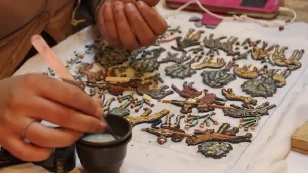 Megragadni Egy Jordániai Mozaik Kézműves Szakképzett Kezeit Madabában Jordániában — Stock videók