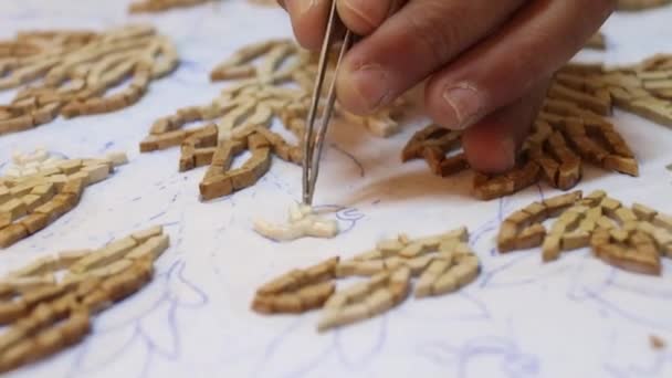Megragadni Egy Jordániai Mozaik Kézműves Szakképzett Kezeit Madabában Jordániában — Stock videók