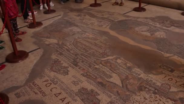 ヨルダンのマダバで最も古い地理的床モザイク — ストック動画
