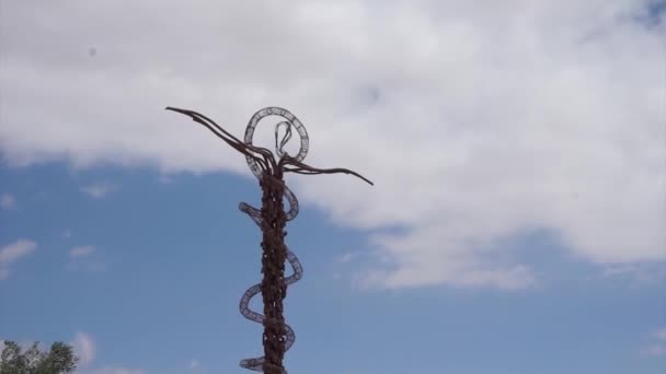ヨルダンのネボ山にある蛇の十字架の彫刻 — ストック動画
