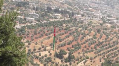 Ajloun Kalesi, tepe noktasından Ürdün Vadisi 'ne geniş bir bakış açısı sunuyor..