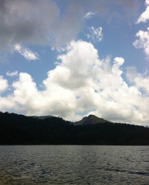 Sersemletici Beyaz Kum Plajları ve Kristal berraklığında Turkuaz Suları Lipe Adası, Tayland 'da Dağ Arkaplanı.