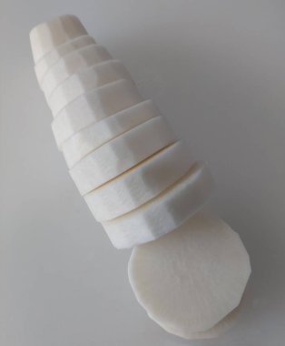 Ev Yemeği İçin Çiğ Turp Dilimleri.