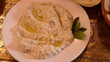 Mezze 'nin Ürdün' de yediği hafif bir yemek ya da aperatif olarak sunulan küçük tabaklar..