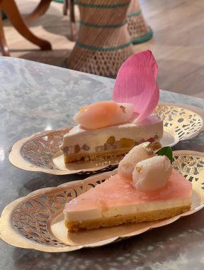 Thai Glutinous Rice Ball Keki ve Lychee ve Rose Cheesecake.