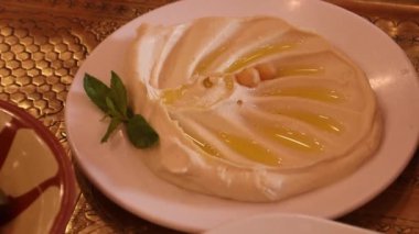 Mezze 'nin Ürdün' de yediği hafif bir yemek ya da aperatif olarak sunulan küçük tabaklar..