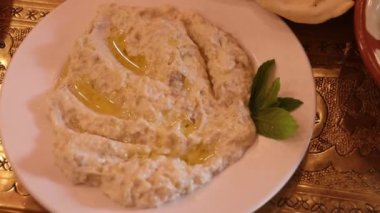Mezze 'nin Ürdün' de yediği hafif bir yemek ya da aperatif olarak sunulan küçük tabaklar..