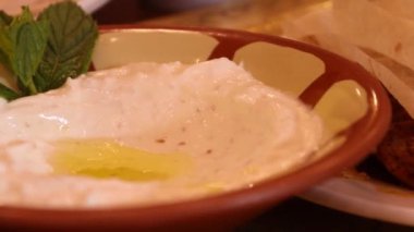 Mezze 'nin Ürdün' de yediği hafif bir yemek ya da aperatif olarak sunulan küçük tabaklar..