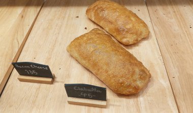 Ciabatta somunları fırında sergileniyor. 