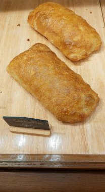 Ciabatta somunları fırında sergileniyor. 