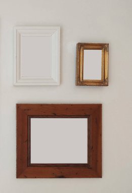 Temiz çizgiler, boş tuvaller: Sanatınızı bu minimalist boş çerçeve modelleriyle gösterin.